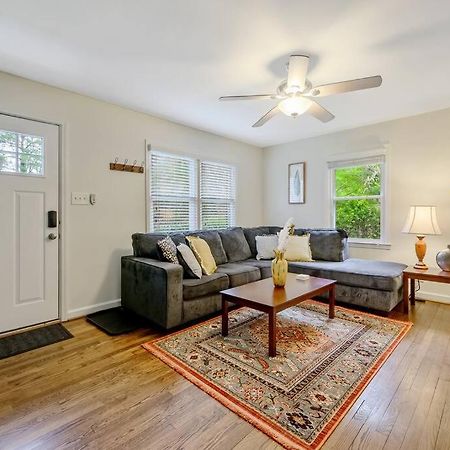 Cozy 3 Bedroom Cottage With Huge Fenced-In Yard ローリー エクステリア 写真