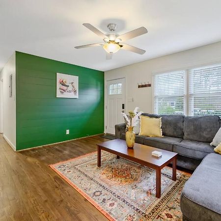 Cozy 3 Bedroom Cottage With Huge Fenced-In Yard ローリー エクステリア 写真