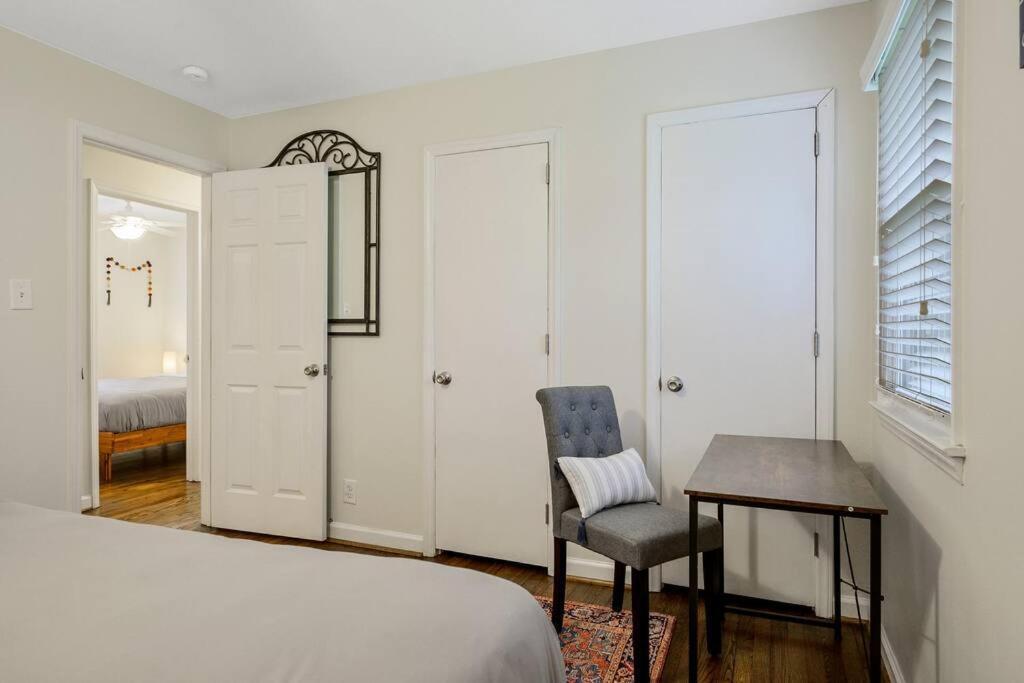 Cozy 3 Bedroom Cottage With Huge Fenced-In Yard ローリー エクステリア 写真