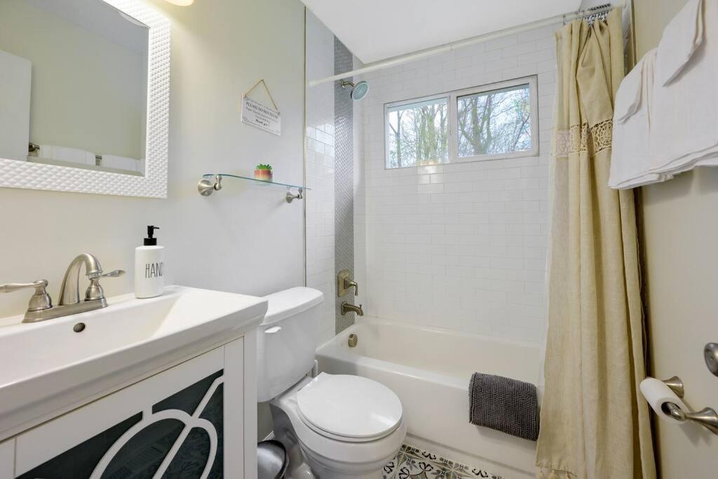 Cozy 3 Bedroom Cottage With Huge Fenced-In Yard ローリー エクステリア 写真