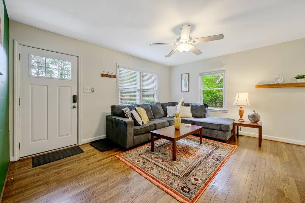 Cozy 3 Bedroom Cottage With Huge Fenced-In Yard ローリー エクステリア 写真