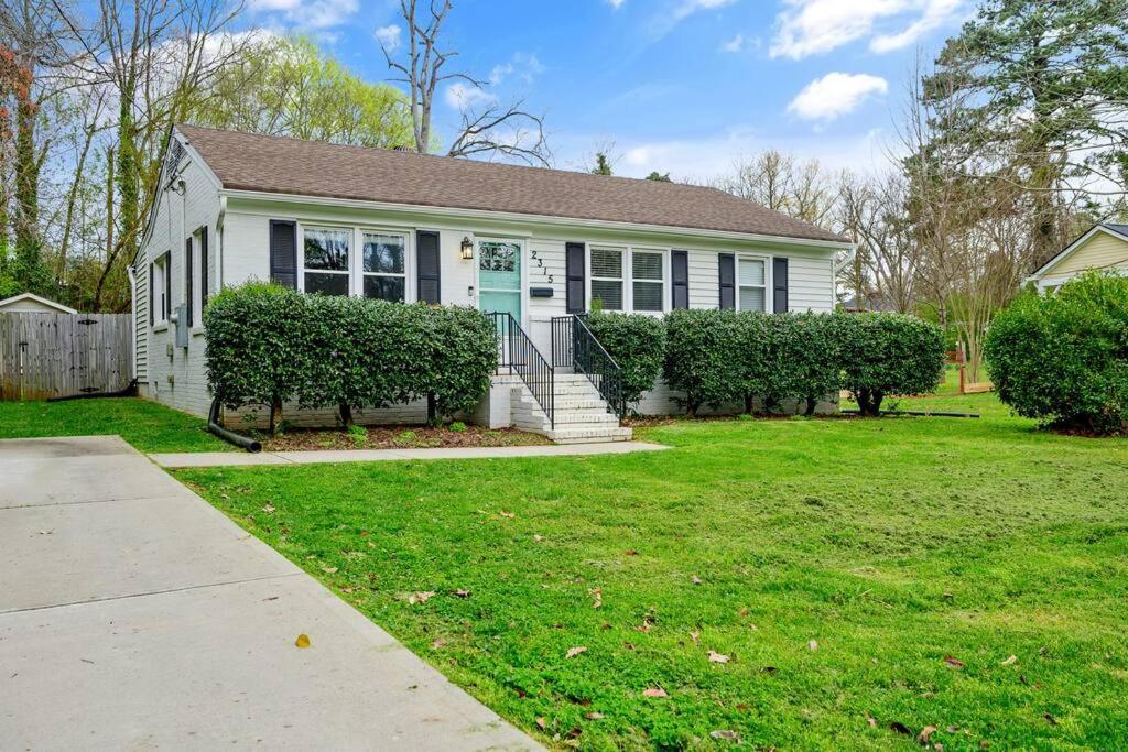 Cozy 3 Bedroom Cottage With Huge Fenced-In Yard ローリー エクステリア 写真