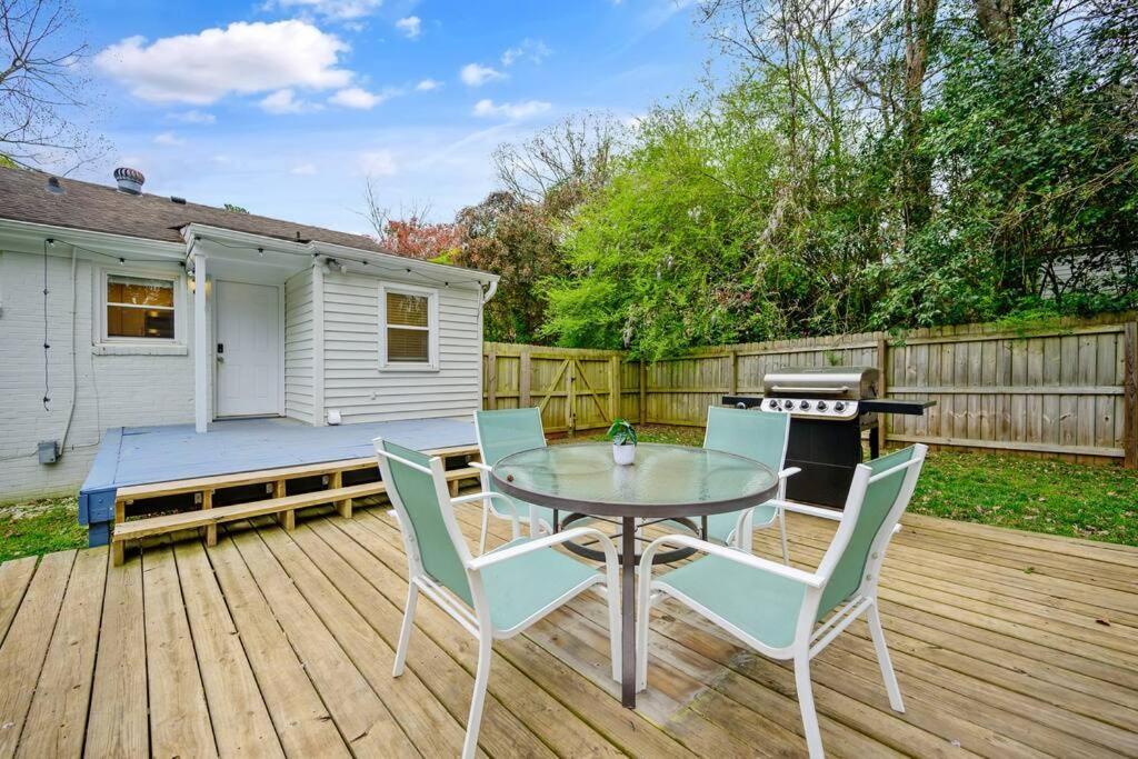 Cozy 3 Bedroom Cottage With Huge Fenced-In Yard ローリー エクステリア 写真