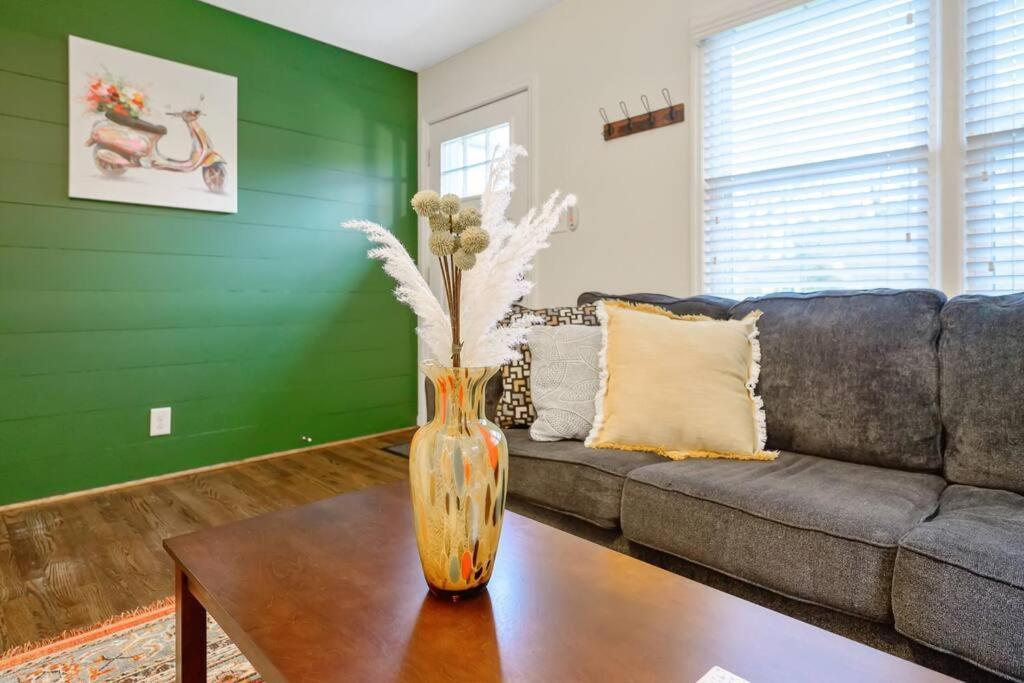 Cozy 3 Bedroom Cottage With Huge Fenced-In Yard ローリー エクステリア 写真