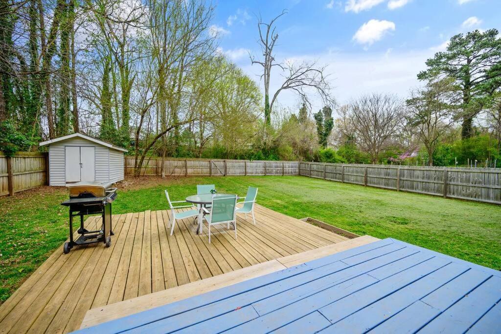 Cozy 3 Bedroom Cottage With Huge Fenced-In Yard ローリー エクステリア 写真