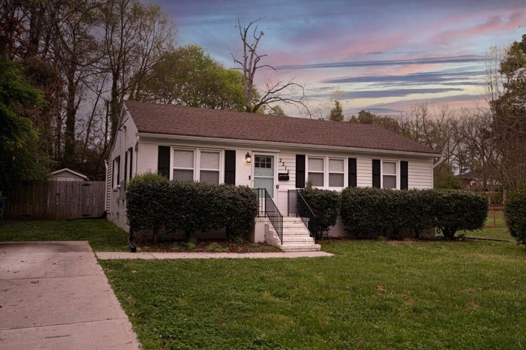 Cozy 3 Bedroom Cottage With Huge Fenced-In Yard ローリー エクステリア 写真