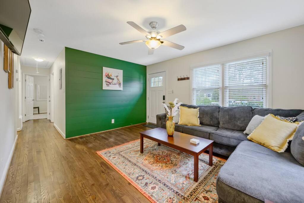 Cozy 3 Bedroom Cottage With Huge Fenced-In Yard ローリー エクステリア 写真
