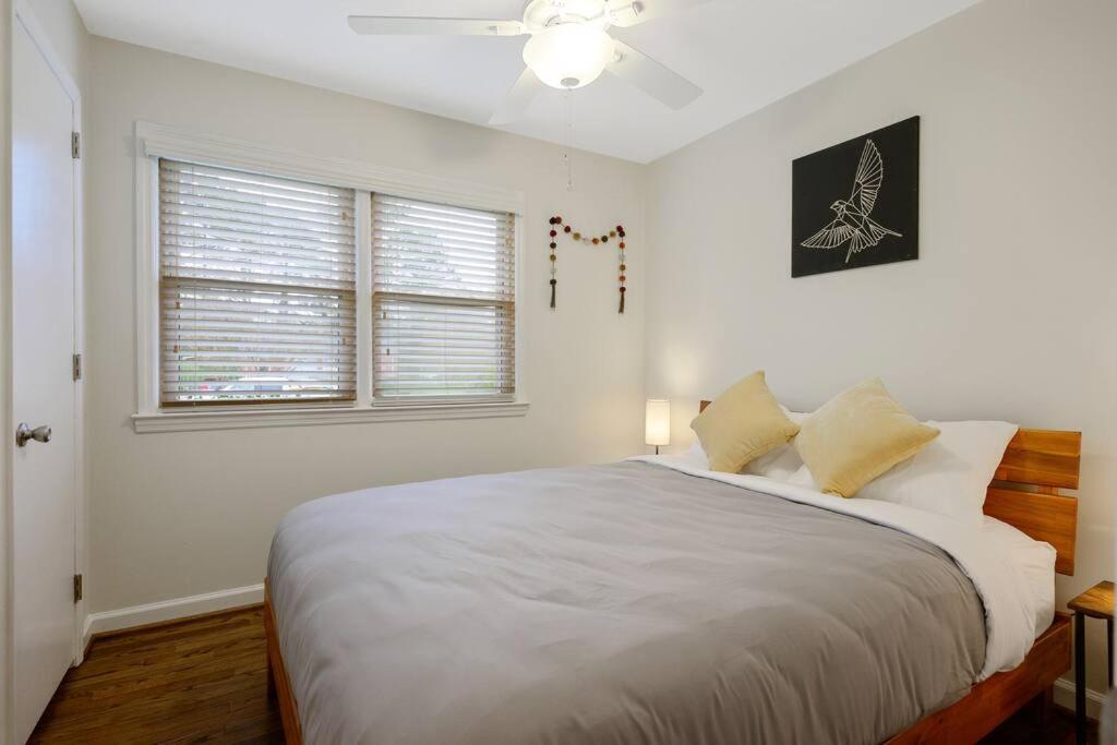 Cozy 3 Bedroom Cottage With Huge Fenced-In Yard ローリー エクステリア 写真