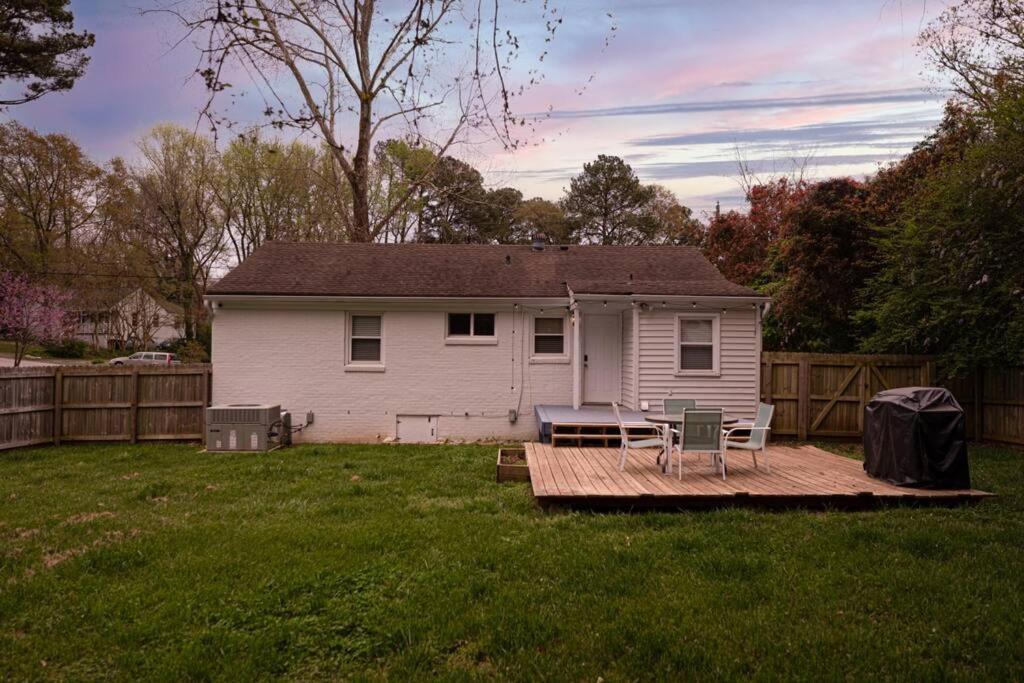 Cozy 3 Bedroom Cottage With Huge Fenced-In Yard ローリー エクステリア 写真